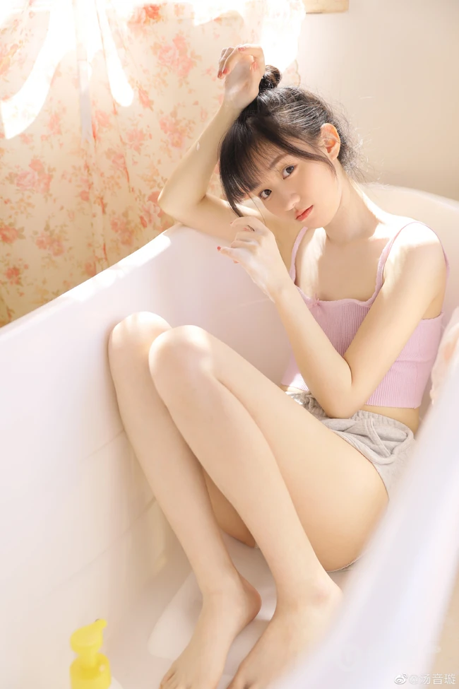 爱了，爱了，浴缸里的浅粉小可爱，漂亮可人丸子头少女肩带背心短裤写真图片
