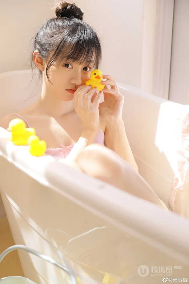 爱了，爱了，浴缸里的浅粉小可爱，漂亮可人丸子头少女肩带背心短裤写真图片