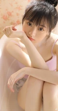 爱了，爱了，浴缸里的浅粉小可爱，漂亮可人丸子头少女肩带背心短裤写真图片