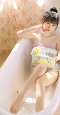 爱了，爱了，浴缸里的浅粉小可爱，漂亮可人丸子头少女肩带背心短裤写真图片