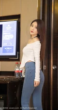 娇柔动人气质轻熟汐汐baby紧身牛仔长裤的魅力，尽显凹凸有致曼妙身材
