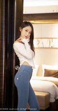 娇柔动人气质轻熟汐汐baby紧身牛仔长裤的魅力，尽显凹凸有致曼妙身材