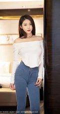 娇柔动人气质轻熟汐汐baby紧身牛仔长裤的魅力，尽显凹凸有致曼妙身材
