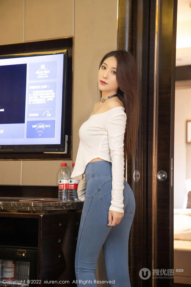 娇柔动人气质轻熟汐汐baby紧身牛仔长裤的魅力，尽显凹凸有致曼妙身材