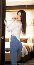 娇柔动人气质轻熟汐汐baby紧身牛仔长裤的魅力，尽显凹凸有致曼妙身材