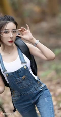 气质时尚女生王馨瑶yanni简易装备登山爬山写真美照，紧身白T恤搭背带裤，运动感十足