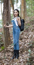 气质时尚女生王馨瑶yanni简易装备登山爬山写真美照，紧身白T恤搭背带裤，运动感十足