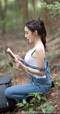 气质时尚女生王馨瑶yanni简易装备登山爬山写真美照，紧身白T恤搭背带裤，运动感十足