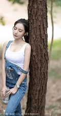 气质时尚女生王馨瑶yanni简易装备登山爬山写真美照，紧身白T恤搭背带裤，运动感十足