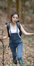 气质时尚女生王馨瑶yanni简易装备登山爬山写真美照，紧身白T恤搭背带裤，运动感十足