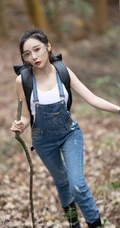 气质时尚女生王馨瑶yanni简易装备登山爬山写真美照，紧身白T恤搭背带裤，运动感十足