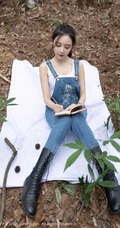 气质时尚女生王馨瑶yanni简易装备登山爬山写真美照，紧身白T恤搭背带裤，运动感十足