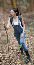 气质时尚女生王馨瑶yanni简易装备登山爬山写真美照，紧身白T恤搭背带裤，运动感十足