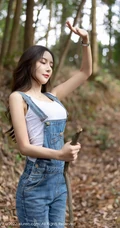 气质时尚女生王馨瑶yanni简易装备登山爬山写真美照，紧身白T恤搭背带裤，运动感十足