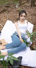 气质时尚女生王馨瑶yanni简易装备登山爬山写真美照，紧身白T恤搭背带裤，运动感十足