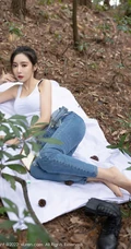 气质时尚女生王馨瑶yanni简易装备登山爬山写真美照，紧身白T恤搭背带裤，运动感十足