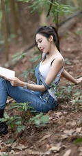 气质时尚女生王馨瑶yanni简易装备登山爬山写真美照，紧身白T恤搭背带裤，运动感十足