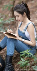气质时尚女生王馨瑶yanni简易装备登山爬山写真美照，紧身白T恤搭背带裤，运动感十足