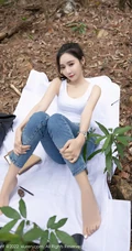 气质时尚女生王馨瑶yanni简易装备登山爬山写真美照，紧身白T恤搭背带裤，运动感十足
