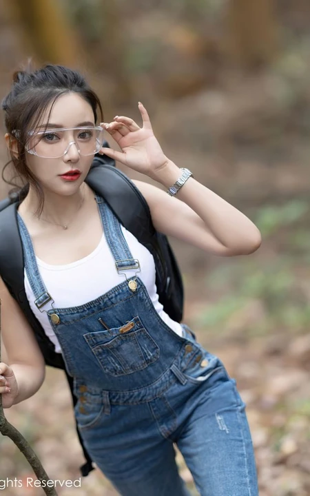 气质时尚女生王馨瑶yanni简易装备登山爬山写真美照，紧身白T恤搭背带裤，运动感十足