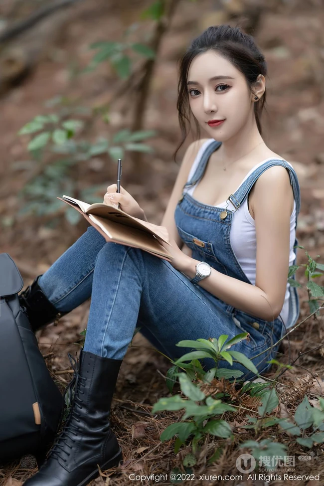 气质时尚女生王馨瑶yanni简易装备登山爬山写真美照，紧身白T恤搭背带裤，运动感十足