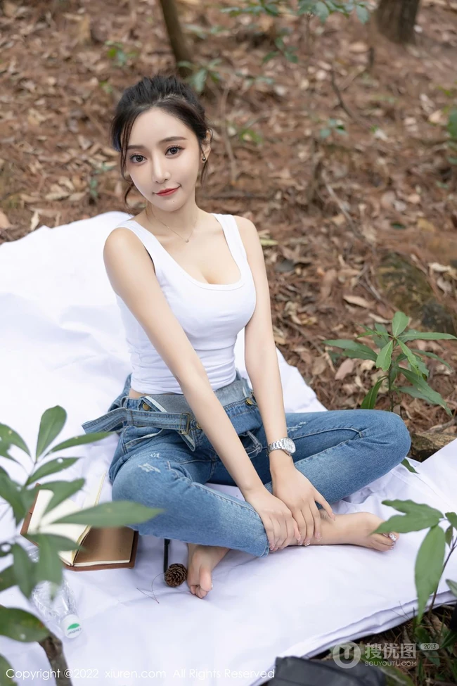 气质时尚女生王馨瑶yanni简易装备登山爬山写真美照，紧身白T恤搭背带裤，运动感十足