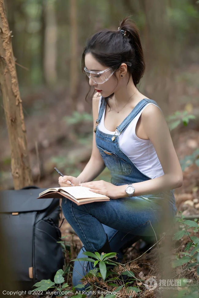 气质时尚女生王馨瑶yanni简易装备登山爬山写真美照，紧身白T恤搭背带裤，运动感十足
