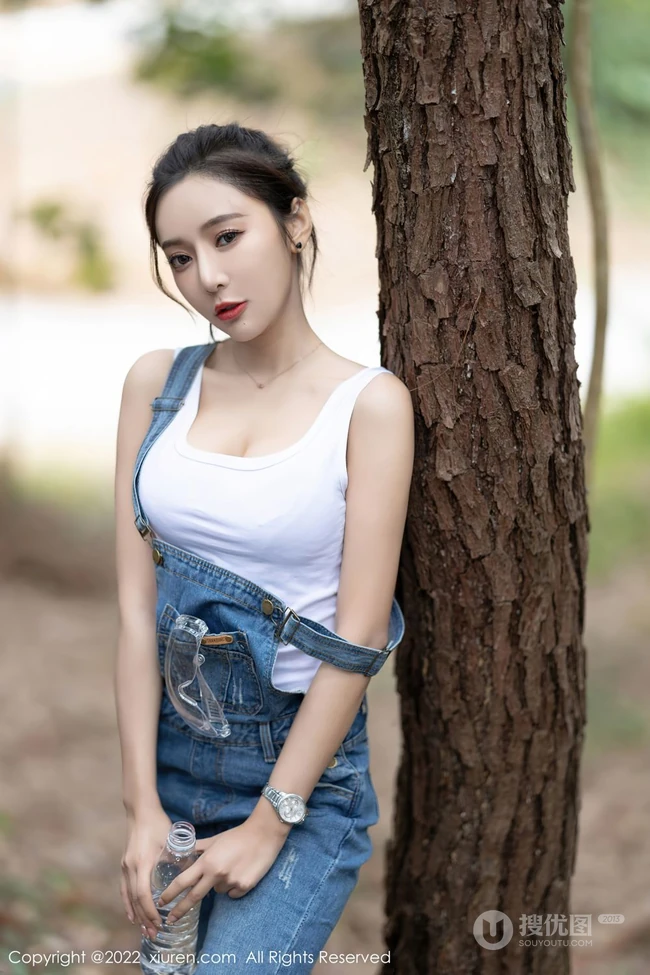 气质时尚女生王馨瑶yanni简易装备登山爬山写真美照，紧身白T恤搭背带裤，运动感十足