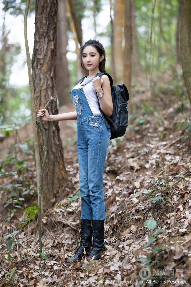 气质时尚女生王馨瑶yanni简易装备登山爬山写真美照，紧身白T恤搭背带裤，运动感十足