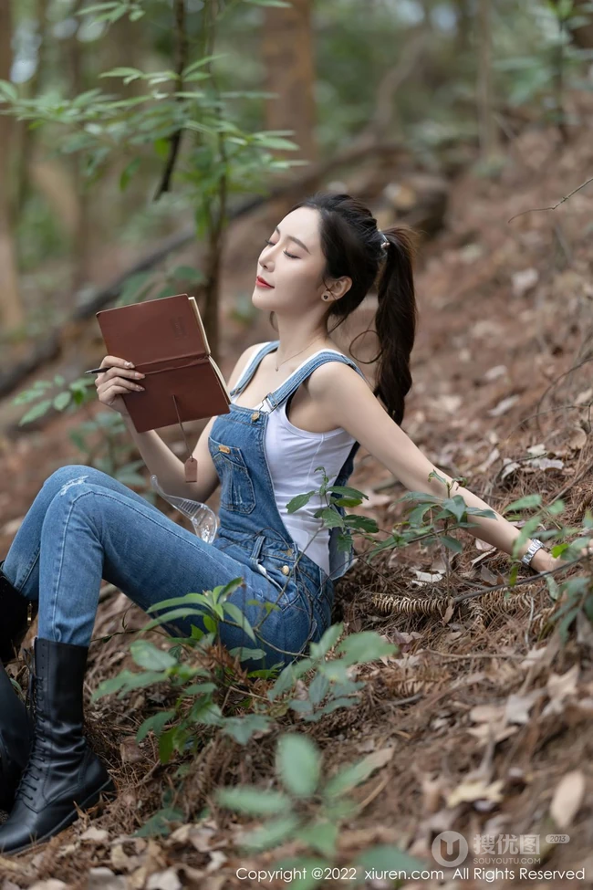 气质时尚女生王馨瑶yanni简易装备登山爬山写真美照，紧身白T恤搭背带裤，运动感十足