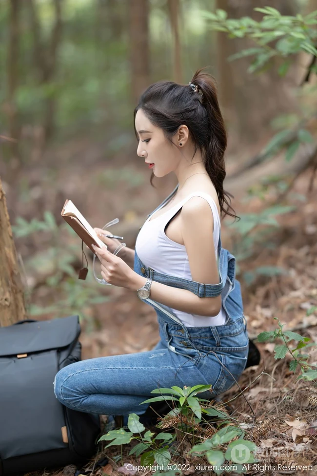 气质时尚女生王馨瑶yanni简易装备登山爬山写真美照，紧身白T恤搭背带裤，运动感十足