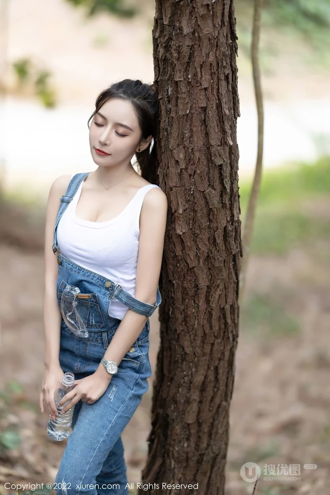 气质时尚女生王馨瑶yanni简易装备登山爬山写真美照，紧身白T恤搭背带裤，运动感十足