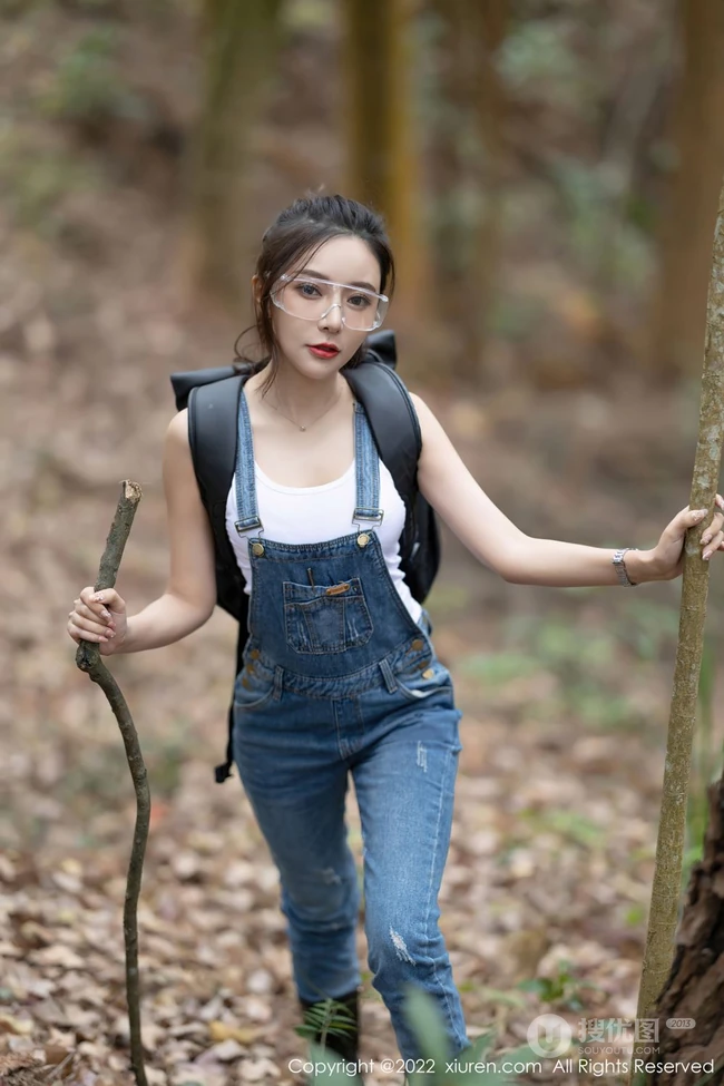 气质时尚女生王馨瑶yanni简易装备登山爬山写真美照，紧身白T恤搭背带裤，运动感十足