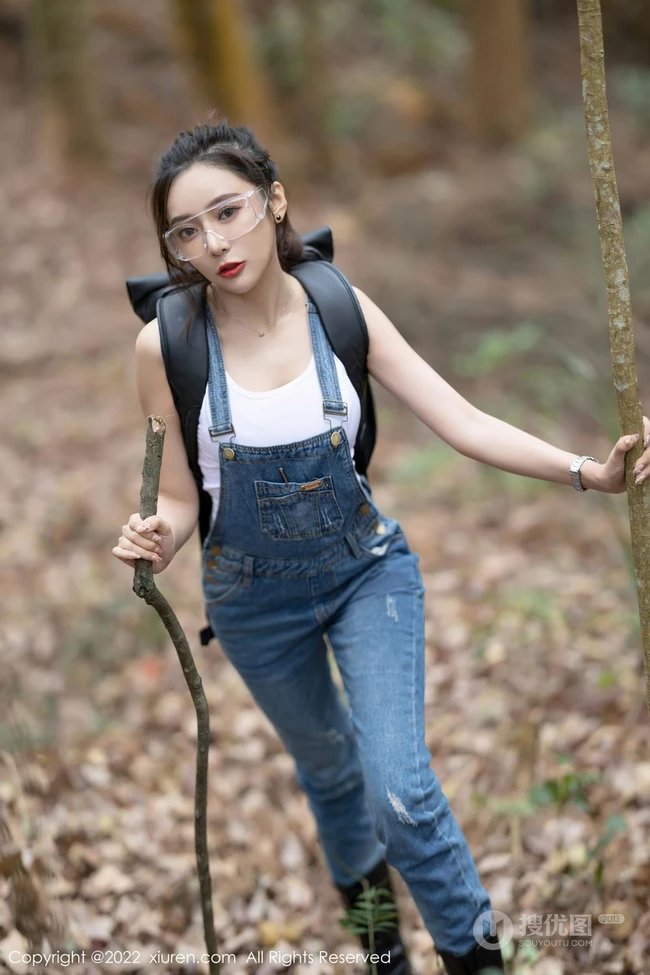气质时尚女生王馨瑶yanni简易装备登山爬山写真美照，紧身白T恤搭背带裤，运动感十足