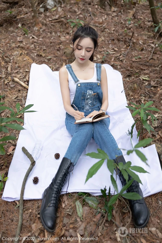 气质时尚女生王馨瑶yanni简易装备登山爬山写真美照，紧身白T恤搭背带裤，运动感十足
