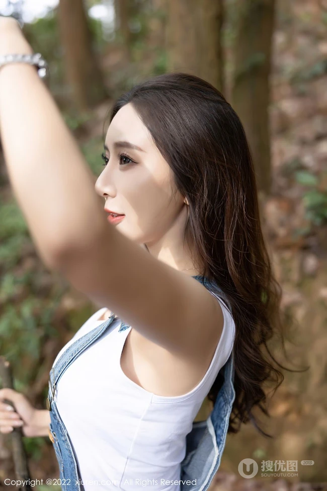 气质时尚女生王馨瑶yanni简易装备登山爬山写真美照，紧身白T恤搭背带裤，运动感十足