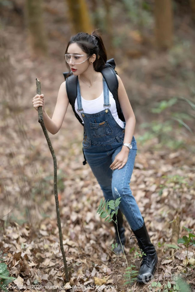 气质时尚女生王馨瑶yanni简易装备登山爬山写真美照，紧身白T恤搭背带裤，运动感十足