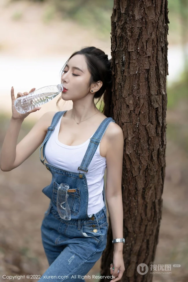 气质时尚女生王馨瑶yanni简易装备登山爬山写真美照，紧身白T恤搭背带裤，运动感十足