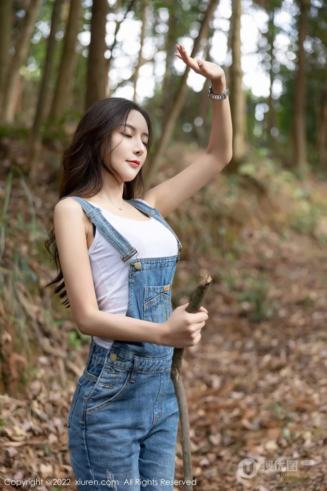气质时尚女生王馨瑶yanni简易装备登山爬山写真美照，紧身白T恤搭背带裤，运动感十足