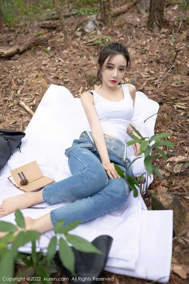 气质时尚女生王馨瑶yanni简易装备登山爬山写真美照，紧身白T恤搭背带裤，运动感十足