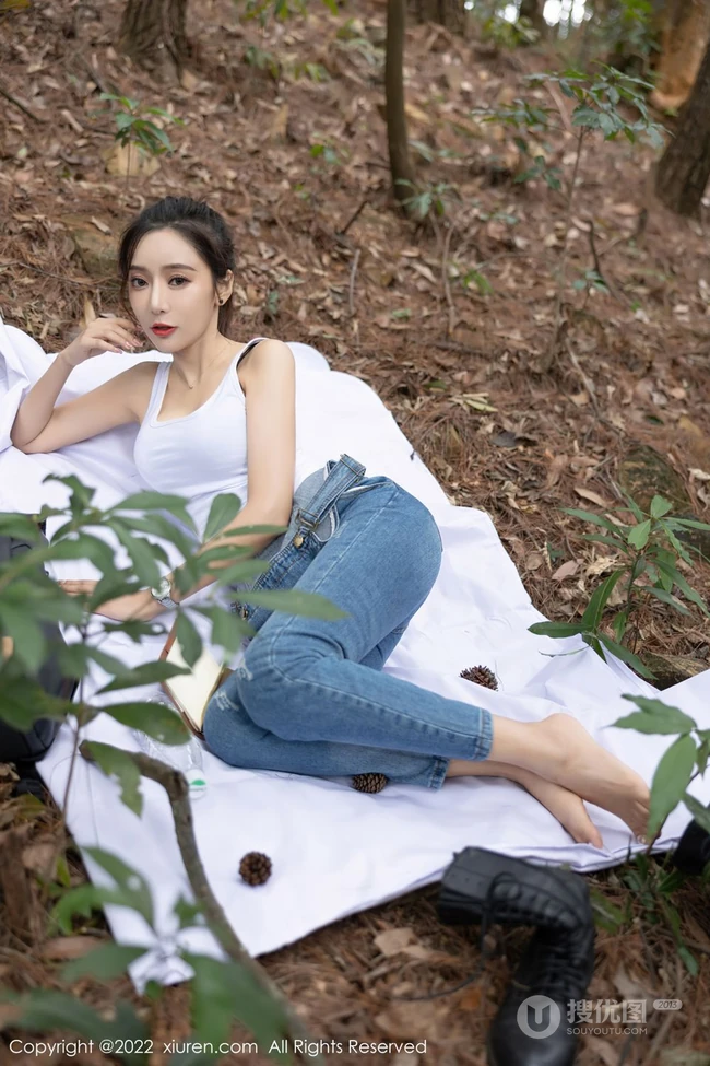 气质时尚女生王馨瑶yanni简易装备登山爬山写真美照，紧身白T恤搭背带裤，运动感十足