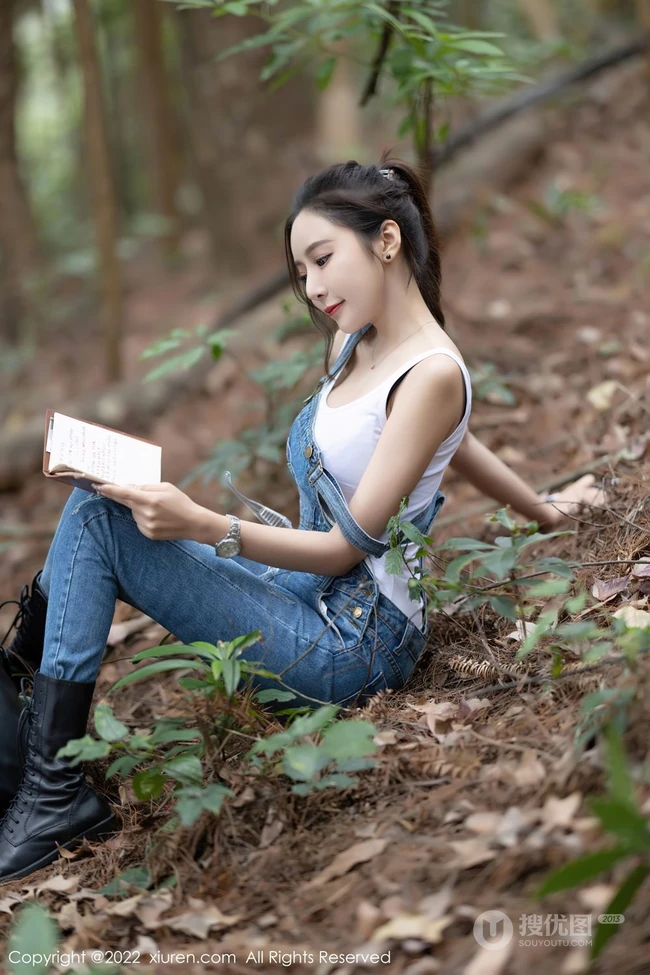 气质时尚女生王馨瑶yanni简易装备登山爬山写真美照，紧身白T恤搭背带裤，运动感十足