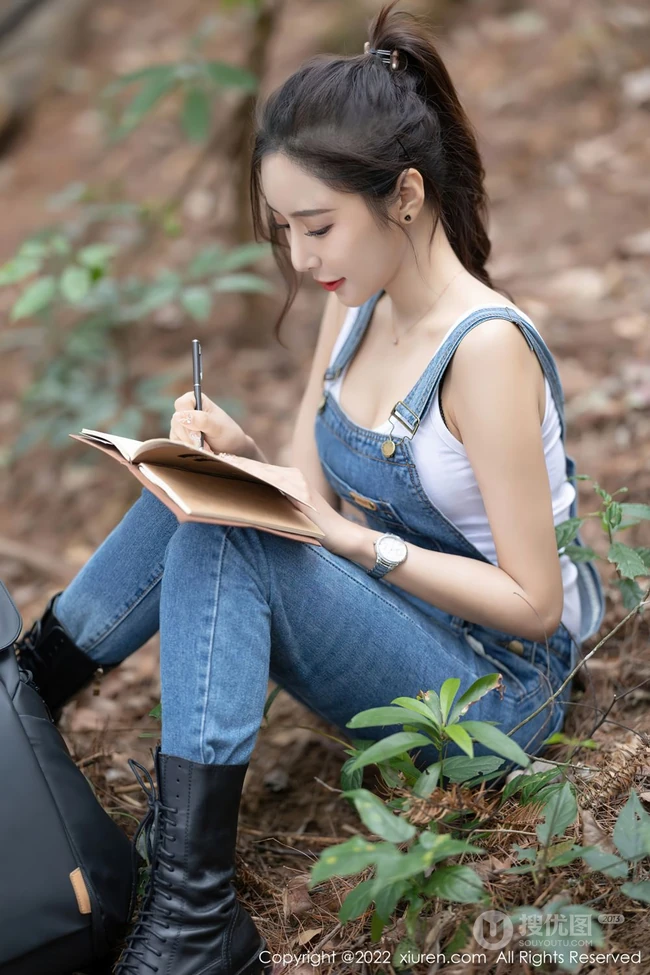 气质时尚女生王馨瑶yanni简易装备登山爬山写真美照，紧身白T恤搭背带裤，运动感十足