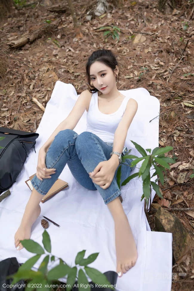 气质时尚女生王馨瑶yanni简易装备登山爬山写真美照，紧身白T恤搭背带裤，运动感十足