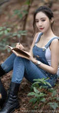 气质时尚女生王馨瑶yanni简易装备登山爬山写真美照，紧身白T恤搭背带裤，运动感十足