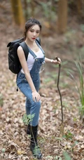 气质时尚女生王馨瑶yanni简易装备登山爬山写真美照，紧身白T恤搭背带裤，运动感十足