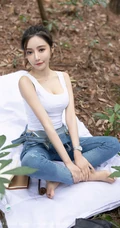 气质时尚女生王馨瑶yanni简易装备登山爬山写真美照，紧身白T恤搭背带裤，运动感十足