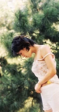 山间密林，穿印花肩带小背心短裤，带有东方女人美感的清新少女唯美写真照