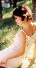 山间密林，穿印花肩带小背心短裤，带有东方女人美感的清新少女唯美写真照