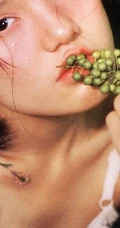 山间密林，穿印花肩带小背心短裤，带有东方女人美感的清新少女唯美写真照